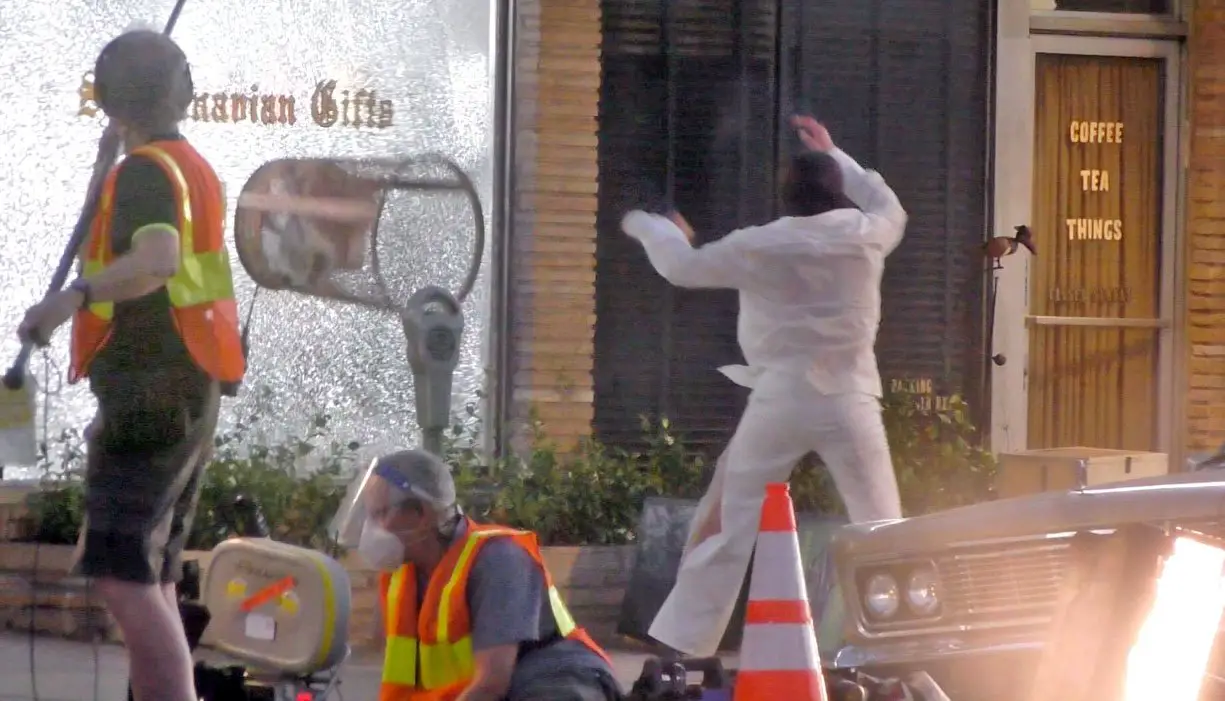 Take That! Bradley Cooper's character throws a trash can through a window for Paul Thomas Anderson's untitled 2021 movie © The MEGA Agency