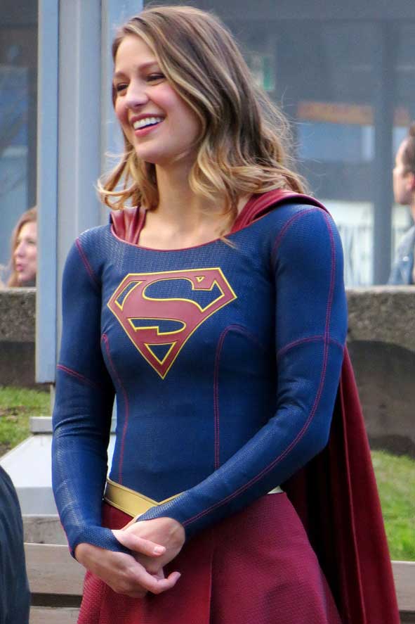 Supergirl Melissa Benoist Revealing Suit Filming Swamp Monster Cleavage