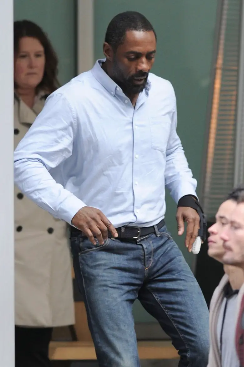 Kate Winslet kisses Idris Elba on set while filming 'The Mountain Between Us' in Vancouver, Canada