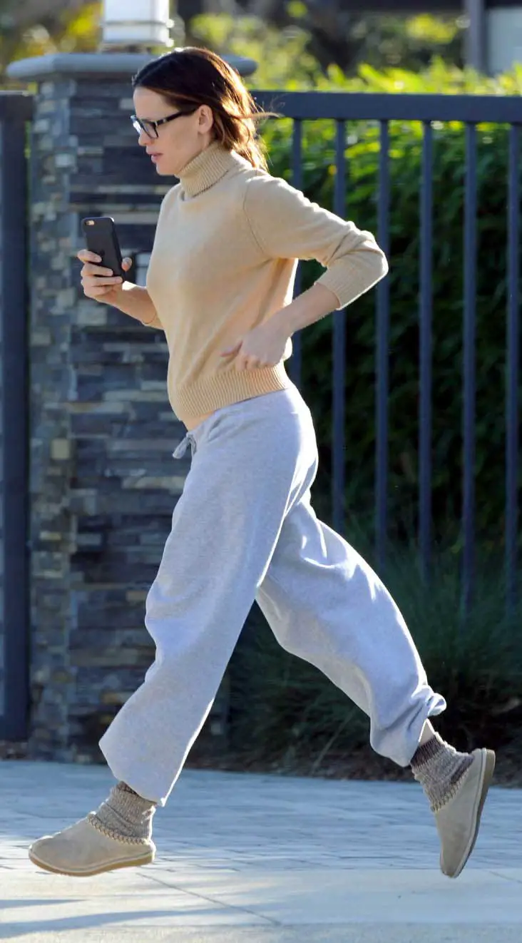 Jennifer Garner wears track pants and slippers in LA!