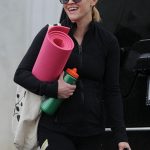 Reese Witherspoon Carries her Yoga Mat and water bottle in Brentwood, Los Angeles © Atlantic Image