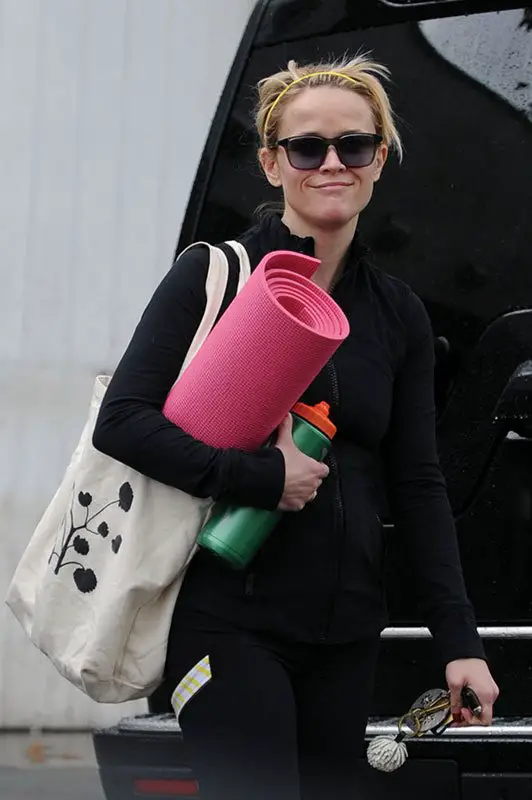 Reese Witherspoon Carries her Yoga Mat and water bottle in Brentwood, Los Angeles © Atlantic Image