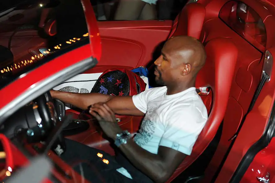 Floyd Mayweather Leaving McGregor Fight Bugatti Sportscar T-Shirt