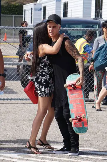Justin Bieber hugs a fan during a charity event in Los Angeles © @Atlantic Images