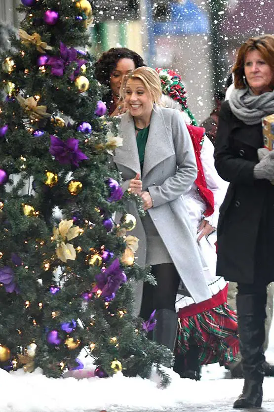 'Full House' actress Jodie Sweetin was all smiles on the set of her new Christmas movie