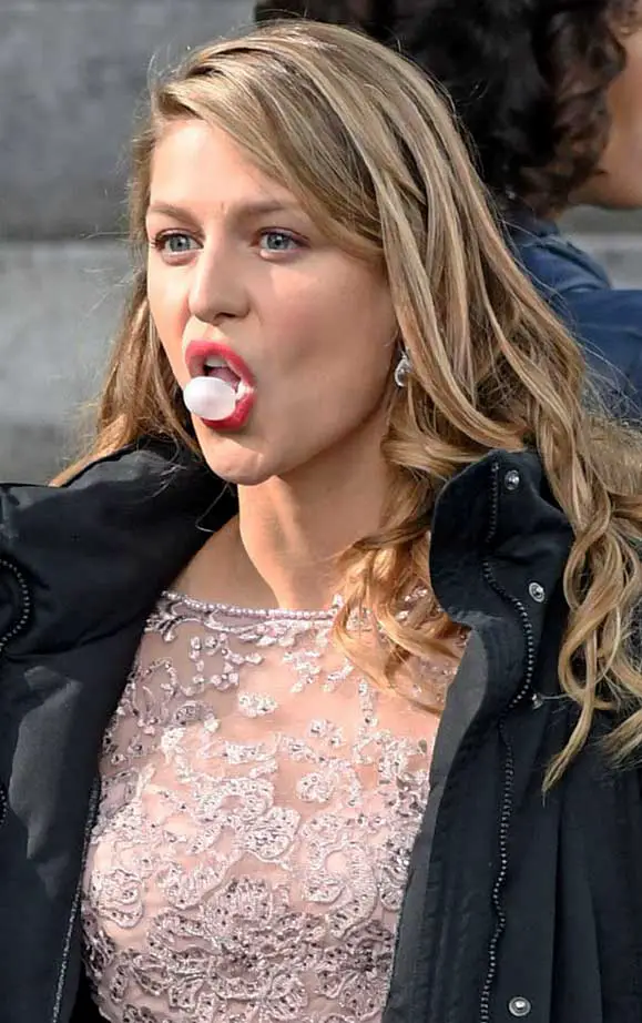 Melissa Benoist Supergirl Filming The Flash Wedding Bubble Gum Story Season 4