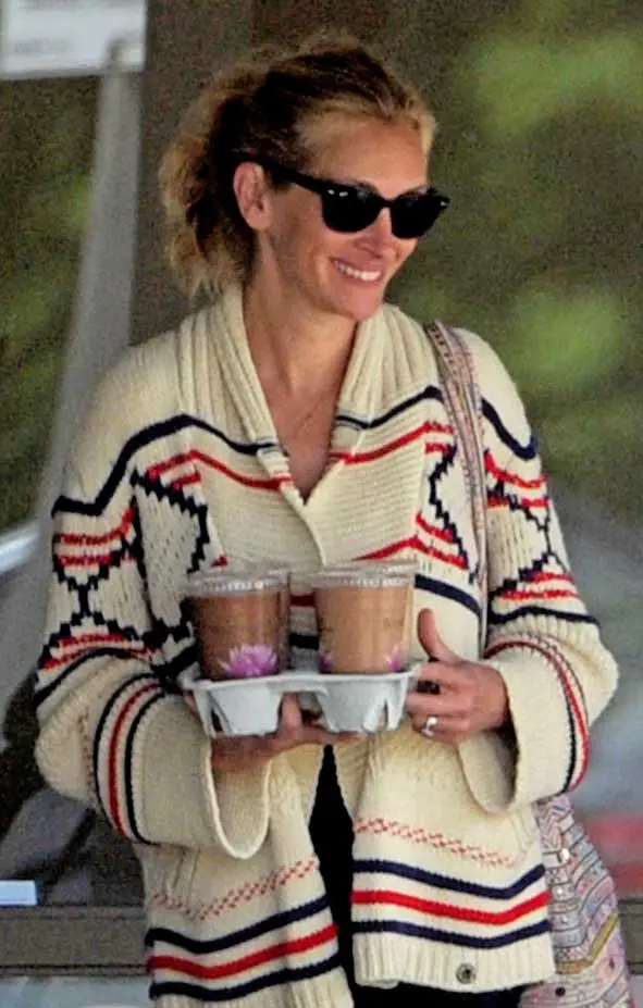 Julia Roberts Cardigan Native Style Sunglasses Ray Ban Iced Coffee Run