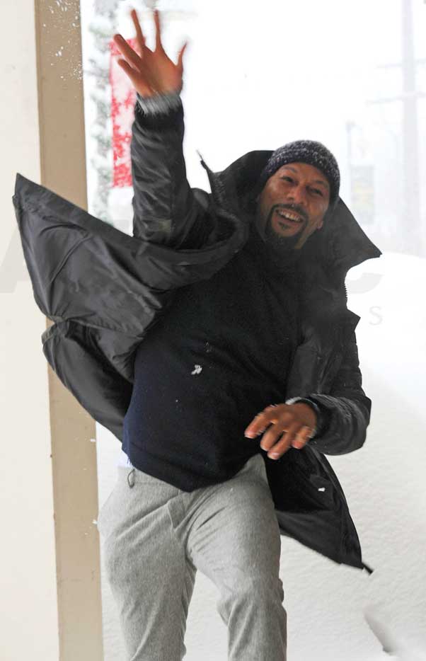 Incoming! Common launched a snowball aimed at his entourage © Atlantic Images