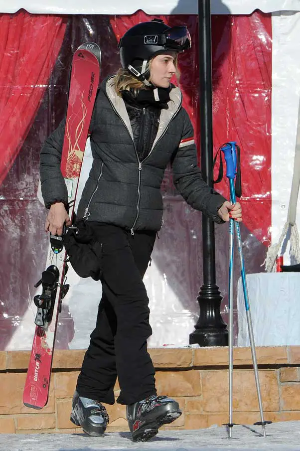 Diane Kruger Skiing Ski Fashion Gear Goggles Helmet Skis Park City Utah Sundance Film Festival Skifahren Getriebe Brille Helm