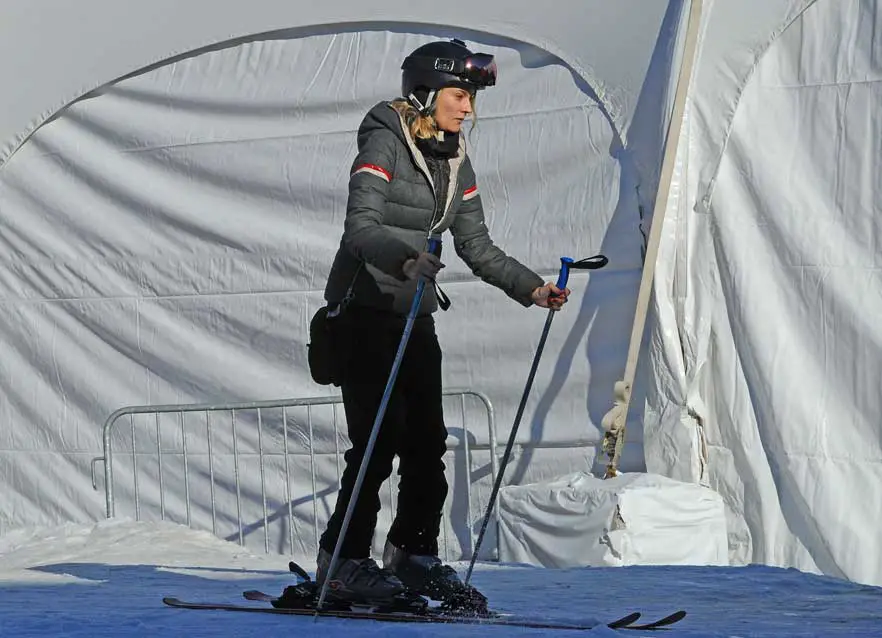 Diane Kruger Skiing Ski Fashion Gear Goggles Helmet Skis Park City Utah Sundance Film Festival Skifahren Getriebe Brille Helm