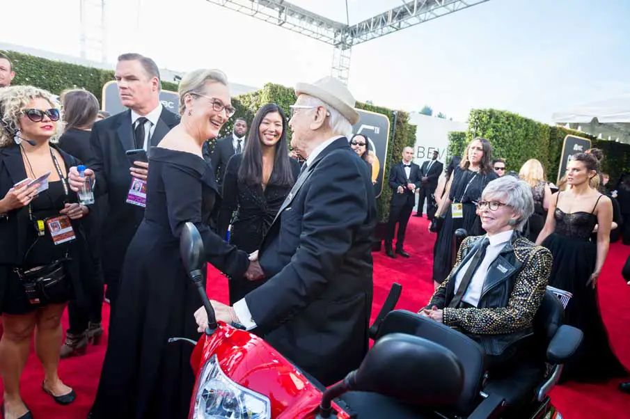 Meryl Streep greeted Norman Lear and Rita Moreno with all of them dressed in black © HFPA