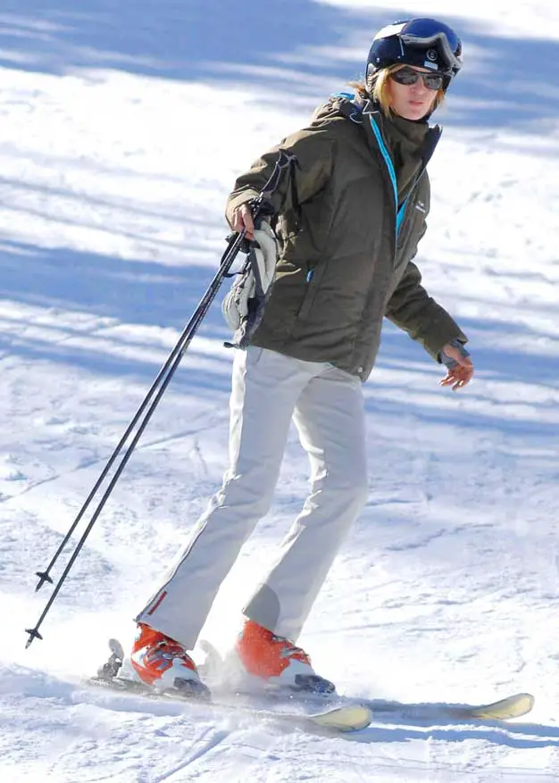 Uma Thurman Skiing Engagement Ring Ski Jacket Helmet Boots Poles Kill Bill Actress
