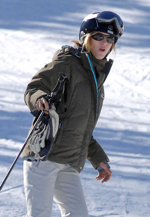 Uma Thurman Skiing Engagement Ring Ski Jacket Helmet Boots Poles Kill Bill Actress