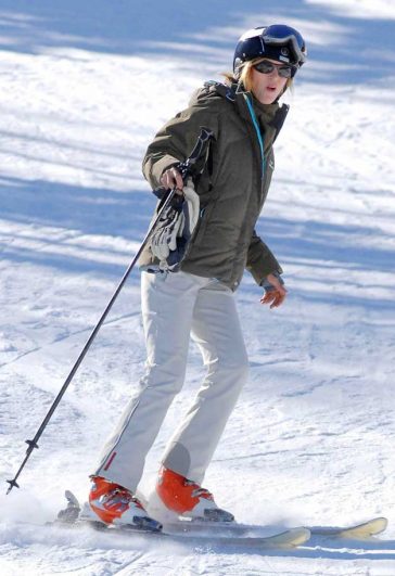 Uma Thurman Skiing Engagement Ring Ski Jacket Helmet Boots Poles Kill Bill Actress