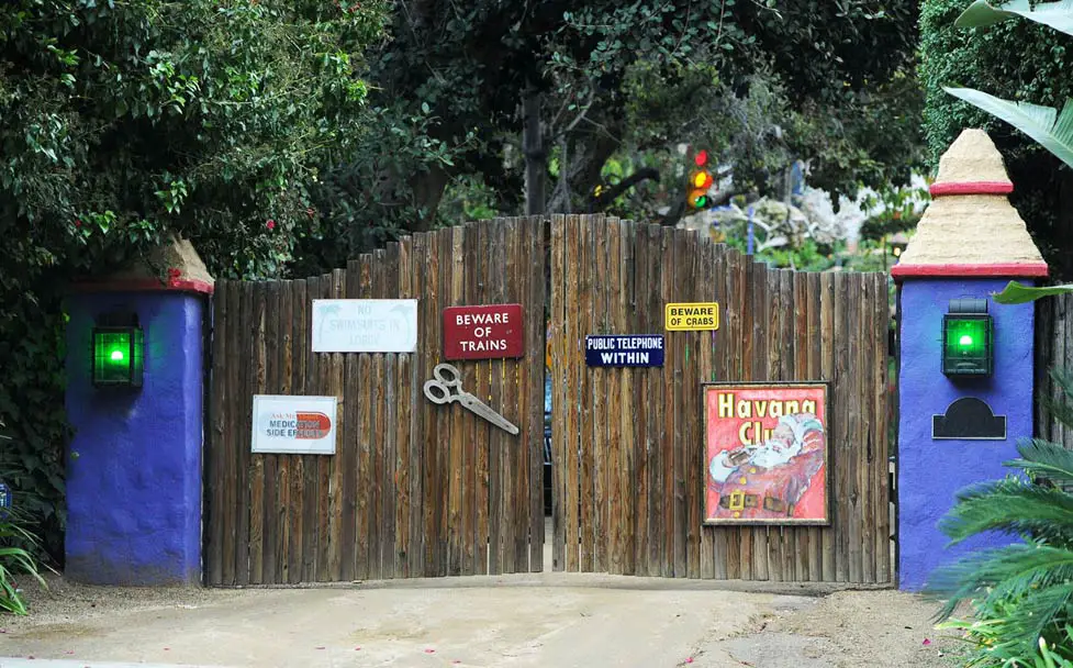 Carie Fisher Debbie Reynolds Billie Lourd Los Angles Home Estate with funny signs