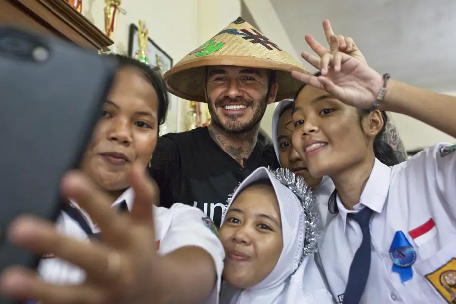 Unicef Goodwill Ambassador David Beckham poses with students at the SMPN 17 school in Semarang, Indonesia Becks Selfie 7: The David Beckham UNICEF Fund