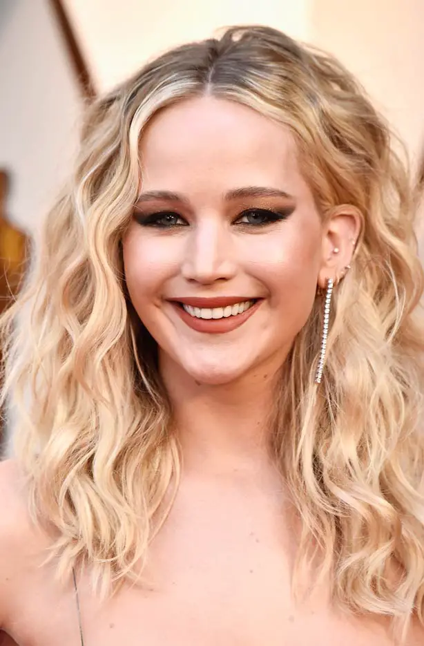 Jennifer Lawrence stunned wearing 18k white gold, 18k pink gold, diamond KUON earrings from the NIWAKA collection - Photo by Frazer Harrison / Getty Images /Image.net