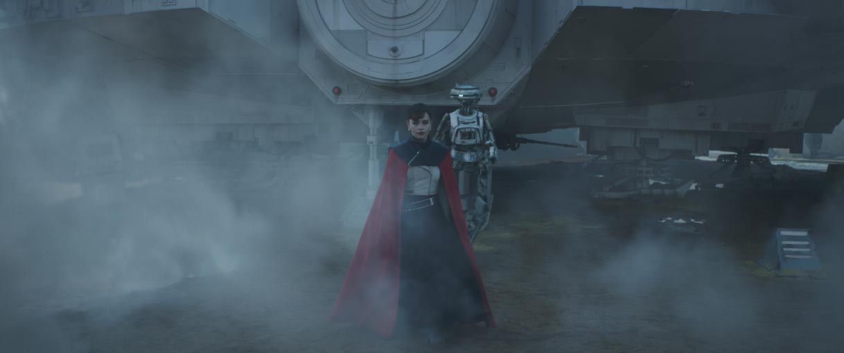 Solo: A Star Wars Story Stills "I might be the only person who knows what you really are." Qi'ra wears a red robe and knows Han Solo from their early days