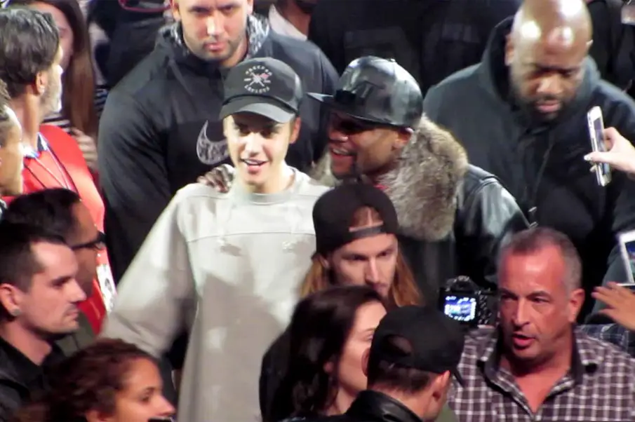 Floyd Mayweather Jr hugs Justin Bieber at concert