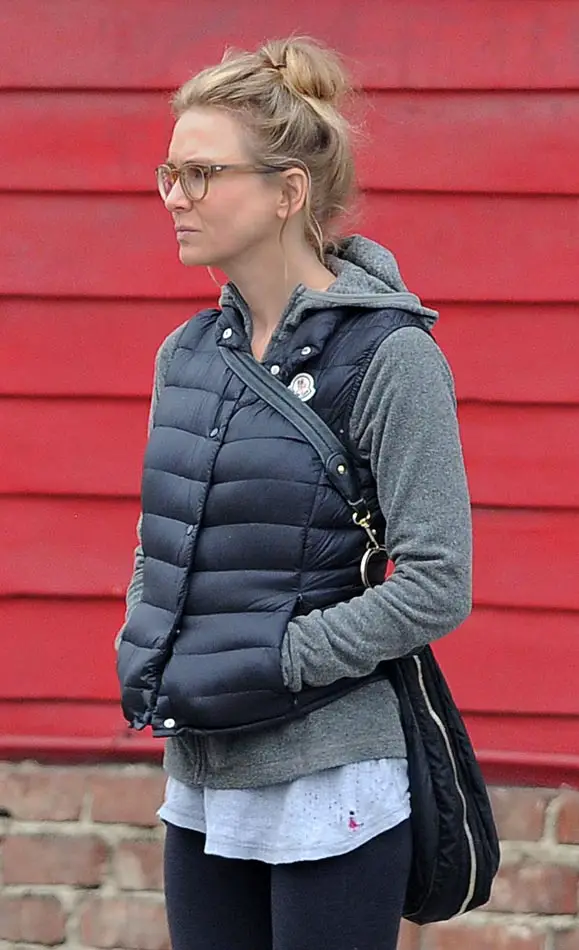 Renee Zellweger Gym Leggings fashion wearing glasses and not unrecognizable in Santa Monica Los Angeles