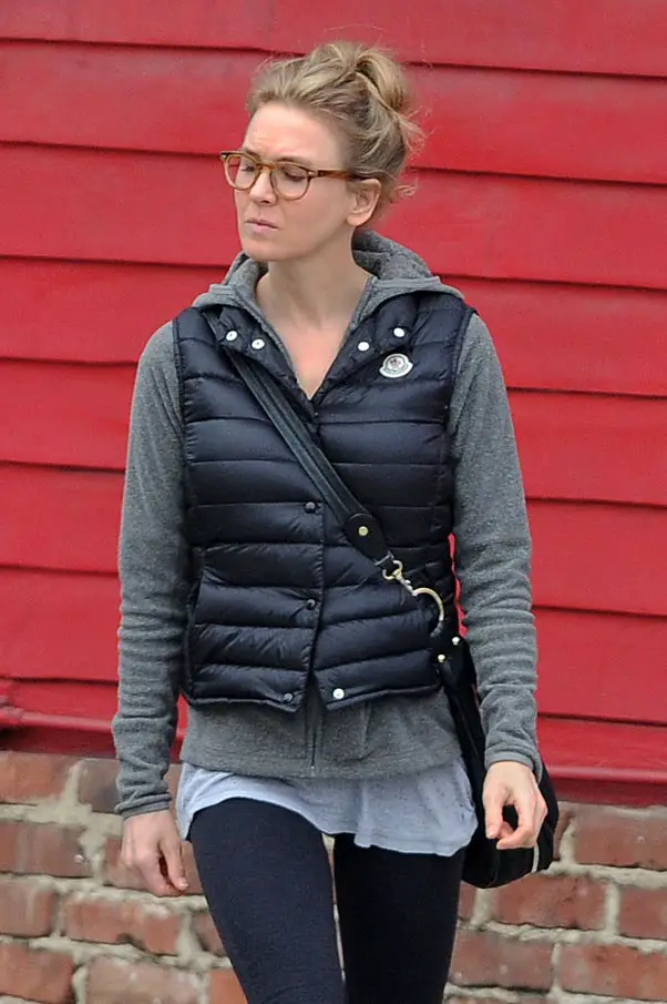 Renee Zellweger Gym Leggings fashion wearing glasses and not unrecognizable in Santa Monica Los Angeles