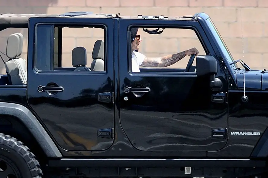 Becks showed off his tattoos driving his cool Jeep Wrangler Unlimited in Los Angeles © Atlantic Images