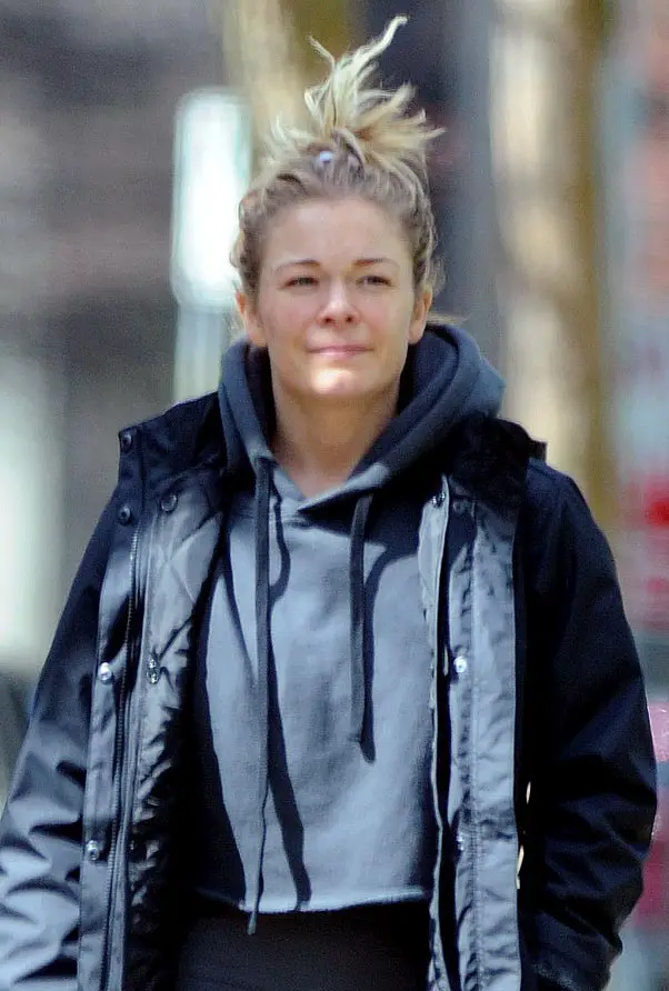 LeAnn went for the casual look with her hair tied up walking her recuse dog in Vancouver, Canada © Atlantic Images