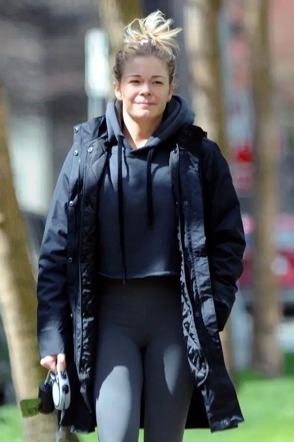 LeAnn wore a sporty outfit including revealing grey leggings and a matching grey hooded sweatshirt © Atlantic Images