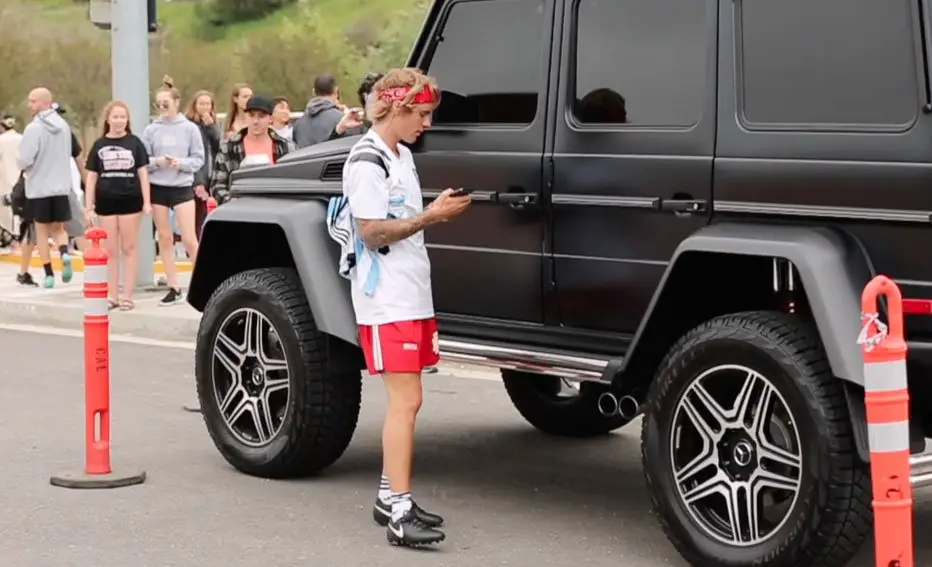 Can someone let him in? Justin Bieber had to wait by his customized Merceds G Wagon as he locked himself out © The MEGA Agency
