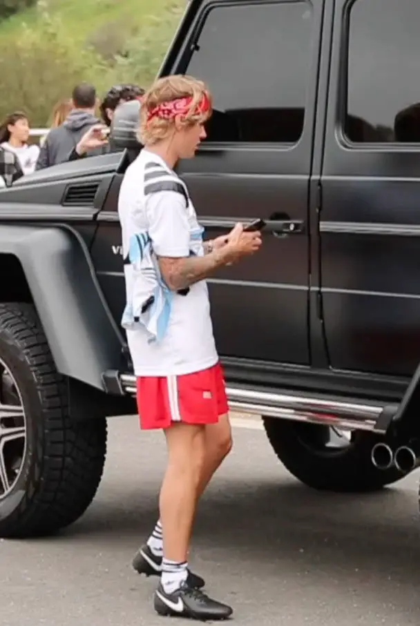Locked Out! Justin Bieber tried to open his G Wagon but it was locked and he didn't have the keys © The MEGA Agency