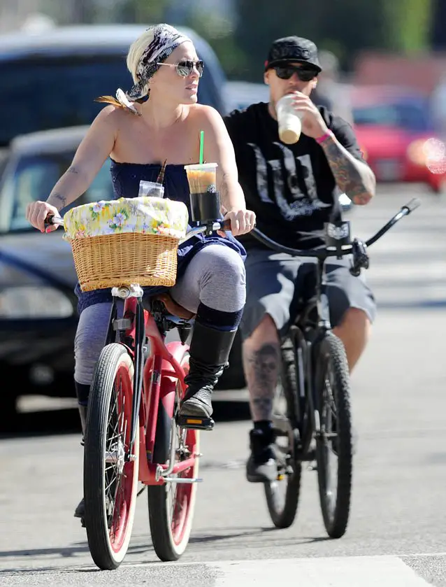 Pink and husband Carey Hart both cooled down with a cold Starbucks drink © Atlantic Images