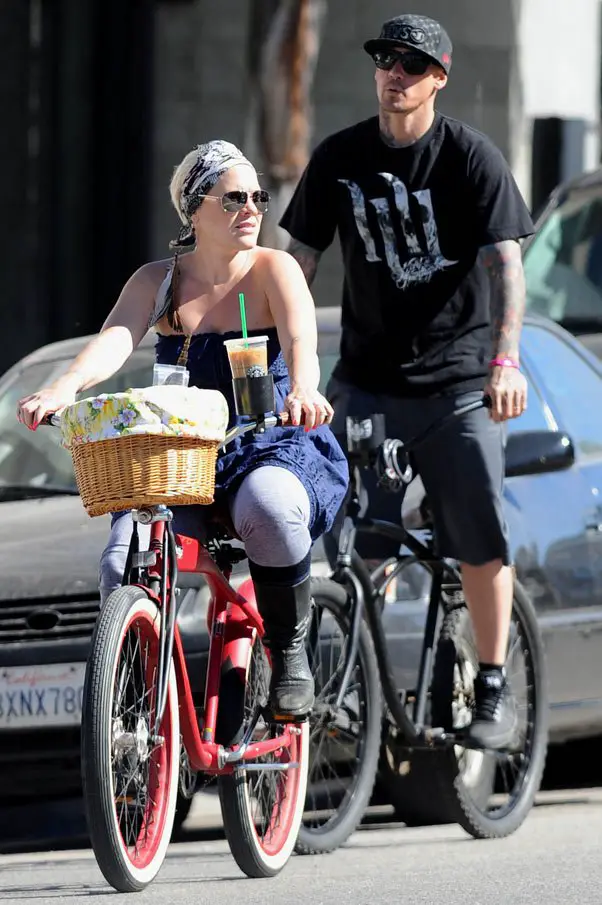 P!nk had a Starbucks drink as husband Carey Hart looked out from behind her © Atlantic Images