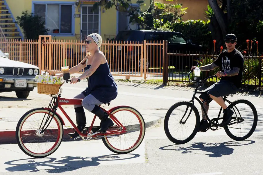 Pink and husband Carey Hart took some time chilling together in Venice Beach © Atlantic Images