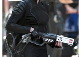 Alex Danvers looked worried as she carried her gun and backpack in National City on Earth Thirty Eight © Atlantic Images