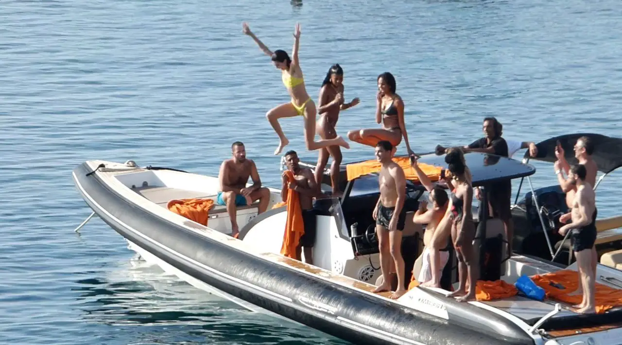 Watch Out! Kendall Jenner jumped off her speedboat in a yellow bikini in Greece © The MEGA Agency