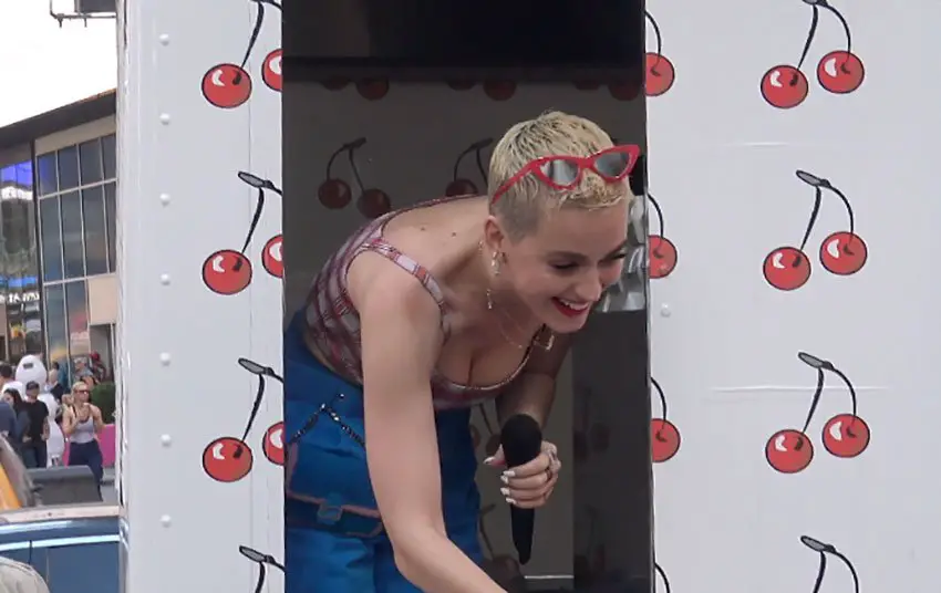 Cherry Pied! Katy Perry handed out the “World’s Best Cherry Pie” in a revealing crop top © The MEGA Agency