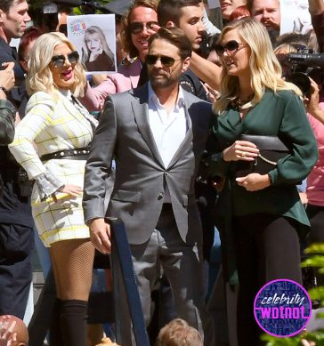 Jason Priestley, Tori Spelling and Jennie Garth tried to get through the poster-waving fans © Atlantic Images