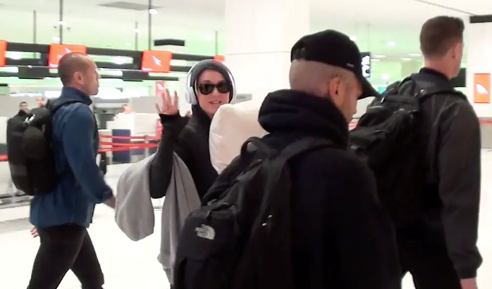 Katy Perry pregnant and powering on! She waved goodbye to fans returning home to the US