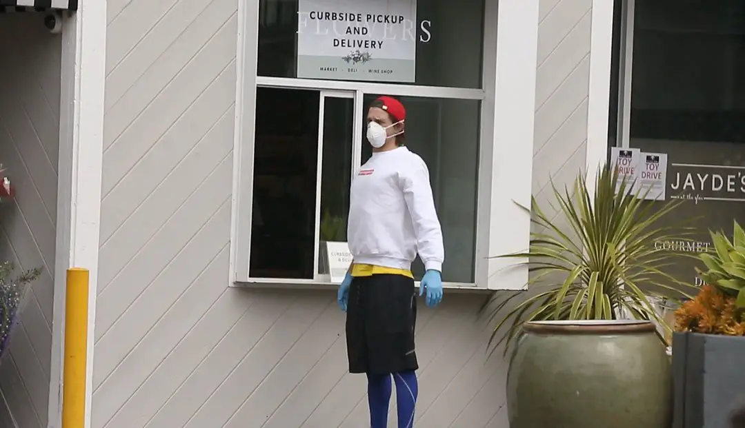 Ashton Kutcher went full out on his protective gear with a Coronavirus protection mask and blue gloves © The MEGA Agency