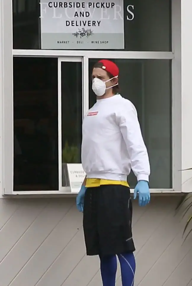 Ashton Kutcher waited at the curbside and delivery station in Los Angeles © The MEGA Agency