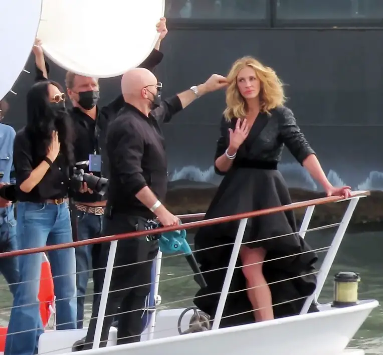 Let's go for the windy look! Julia Roberts has her hair adjusted by the guy with the garden blower © The MEGA Agency