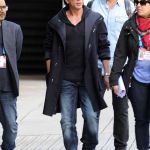 Shah Rukh Khan walked with his entourage as he left the Cactus Club in Vancouver, Canada © Atlantic Images Shah Rukh Khan Sunglasses Hoody Coat Smoking Vancouver © Atlantic Images